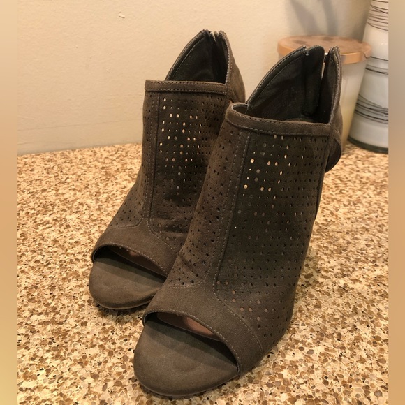 Suede Olive Green Open-toe booties - Picture 4 of 4